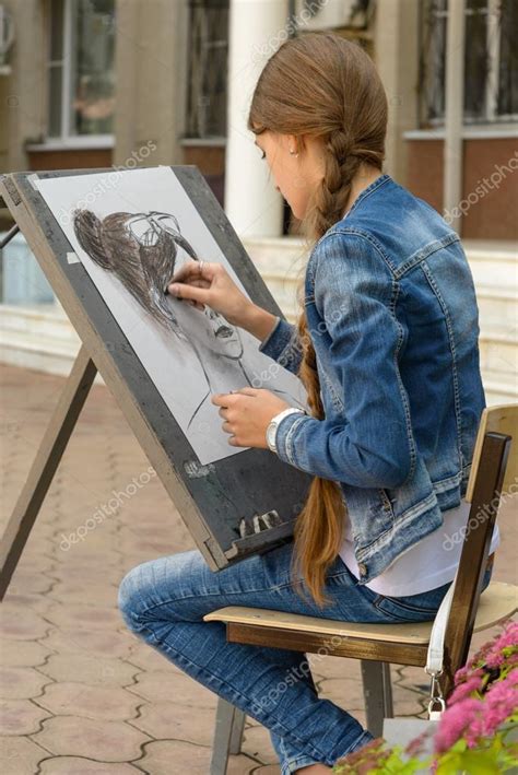 Художник рисует портрет
